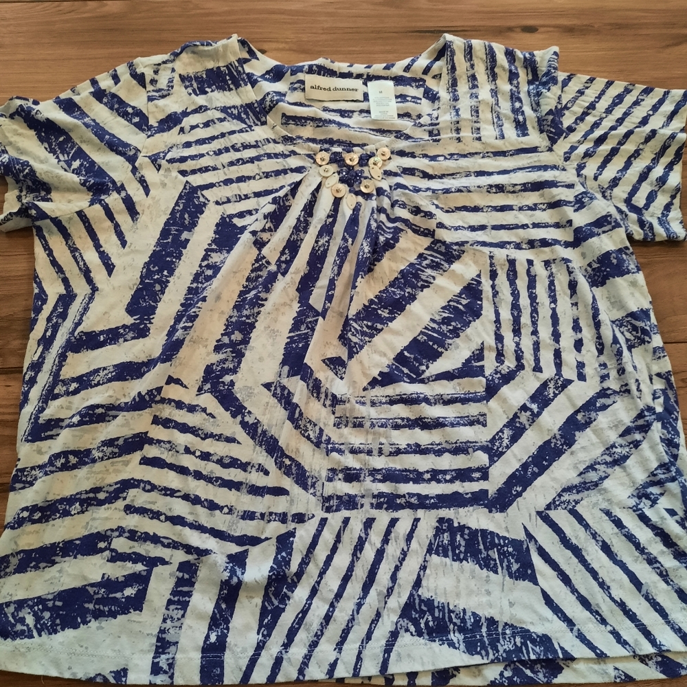 Women's size medium short sleeve shirt.